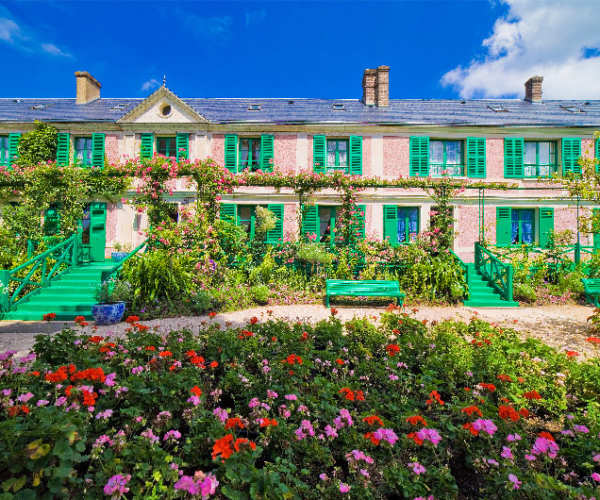 Belle villa avec des geraniums