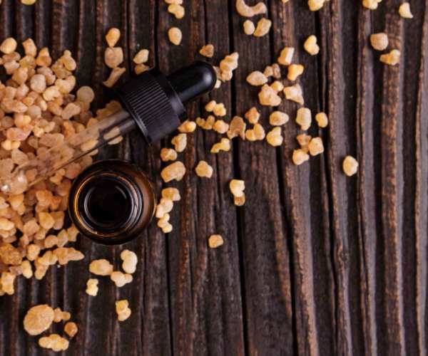Myrrhe et tube huile essentielle